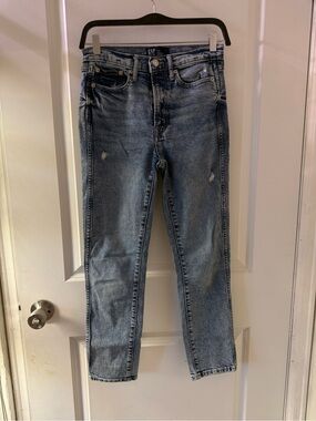 GAP Women's Faded Blue Straight-Leg Jeans